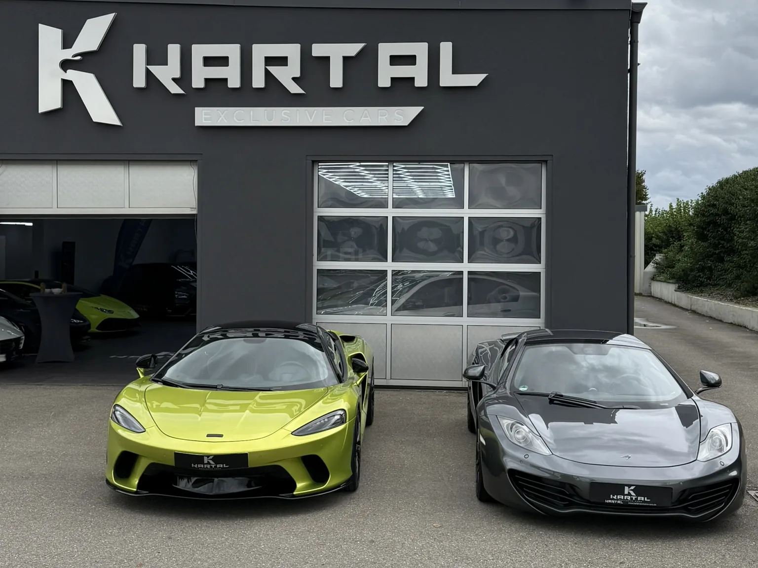 Gebäude von Kartal Exclusive Cars mit McLaren