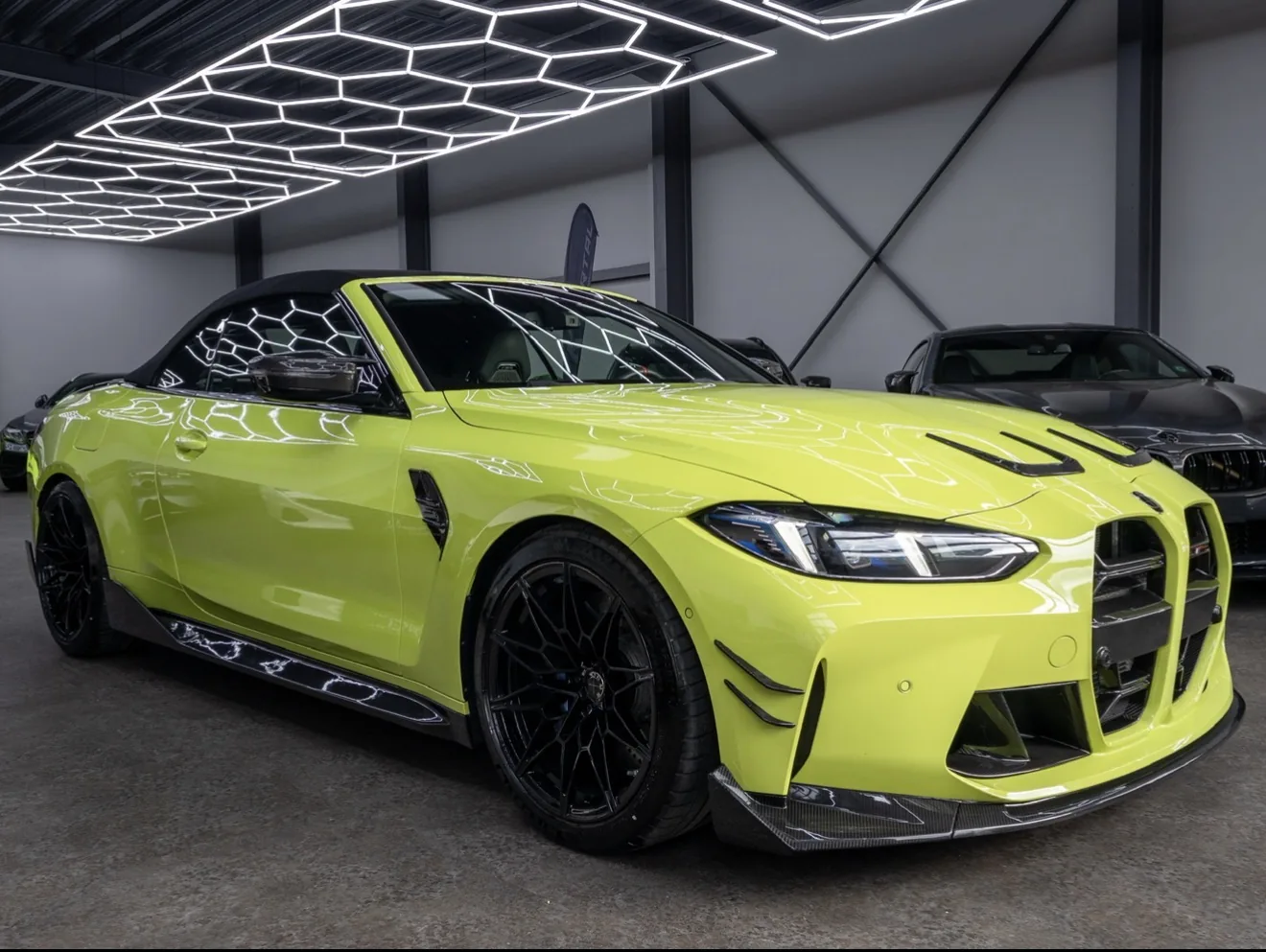 BMW M4 Cabrio im Showroom
