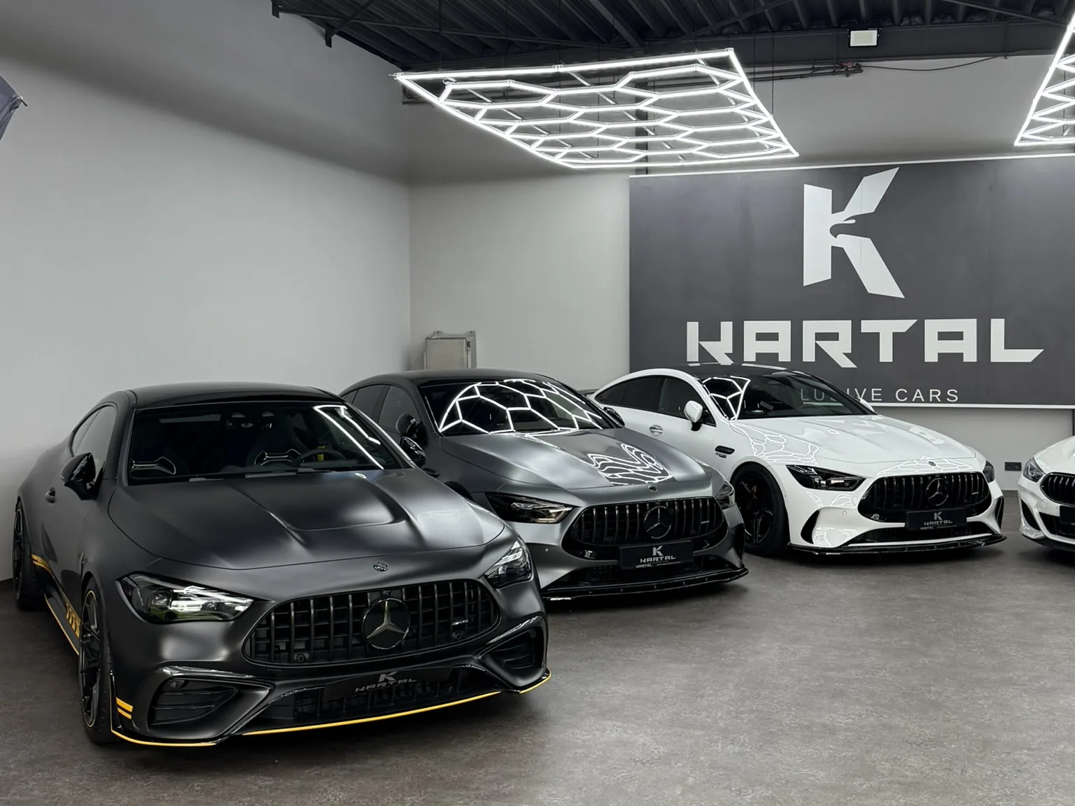 Showroom mit Mercedes-AMG Fahrzeugen