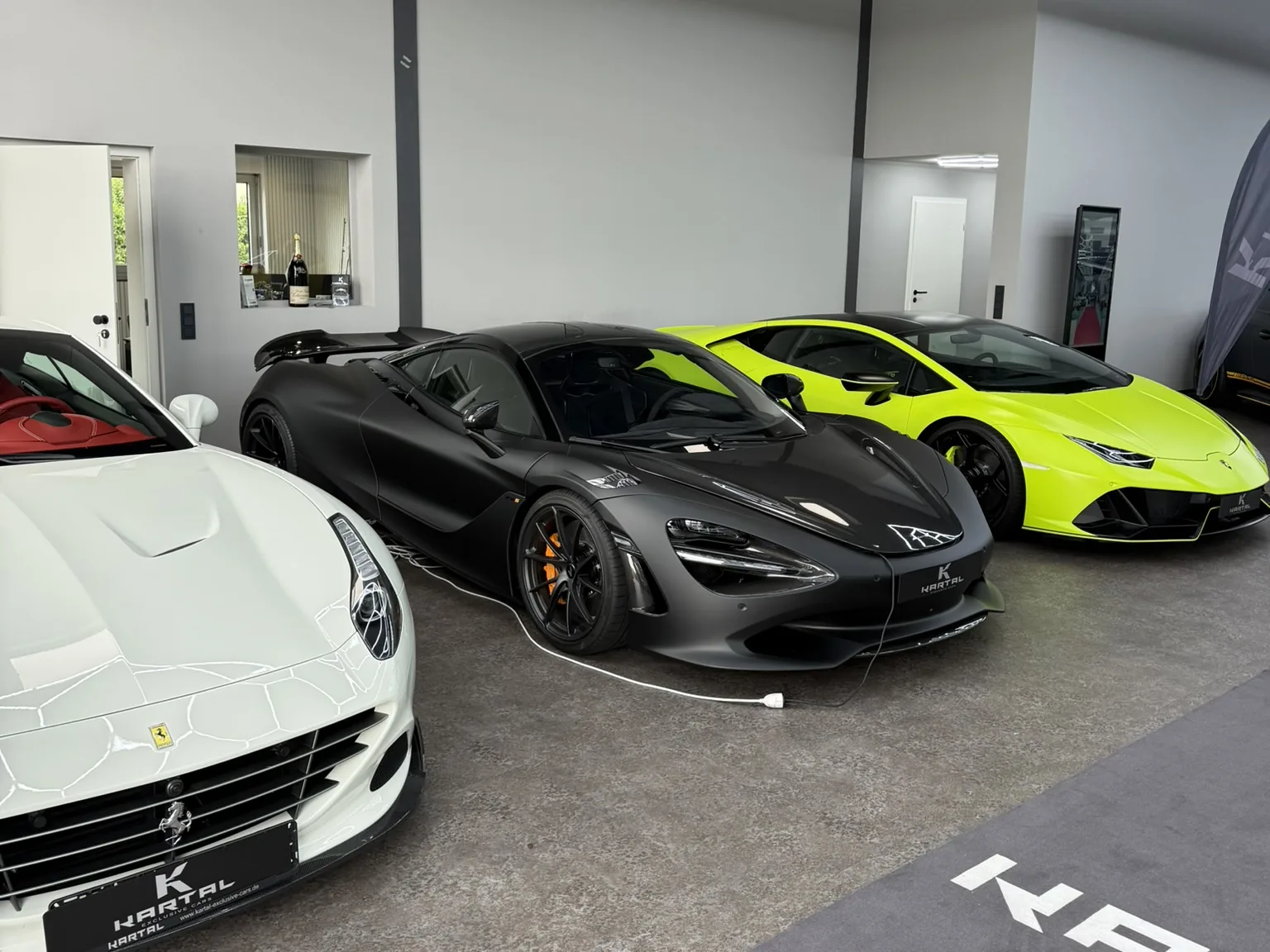Fahrzeugbestand im Showroom von Kartal Exclusive Cars: Ferrari, McLaren und Lamborghini