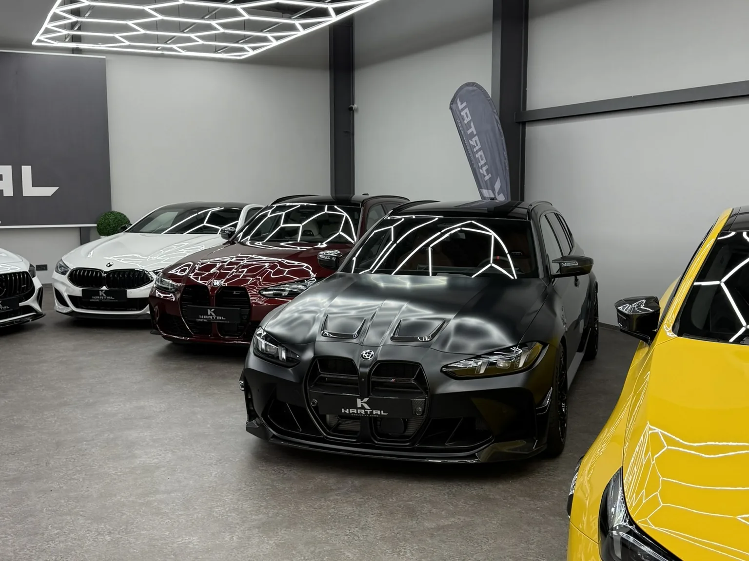 Fahrzeuge im geschlossenen Showroom von Kartal Exclusive Cars